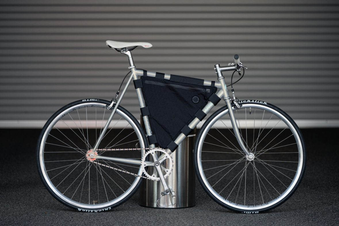 Lo ProフレームバッグとFWペダルストラップ - BLUE LUG BLOG