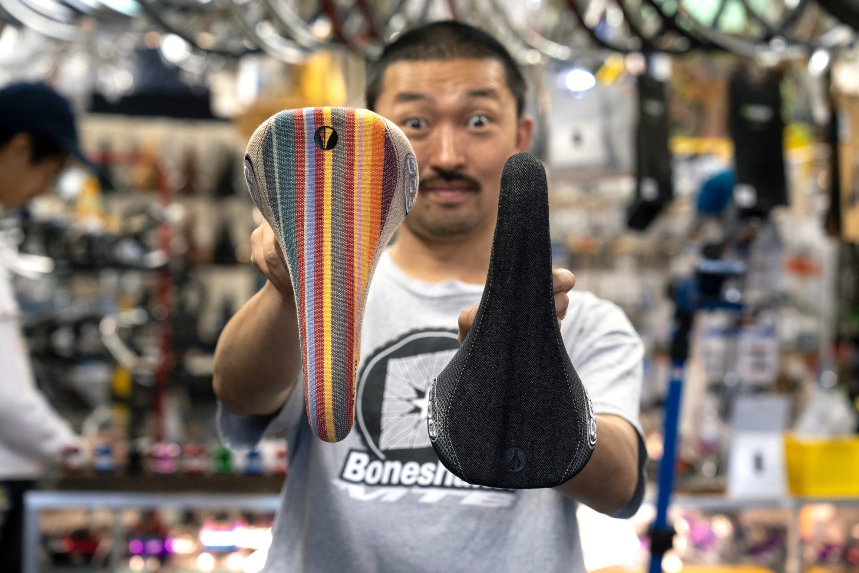 カッコかわいいSDG、かゆいところのWTB、意味深なステッカー。 - BLUE