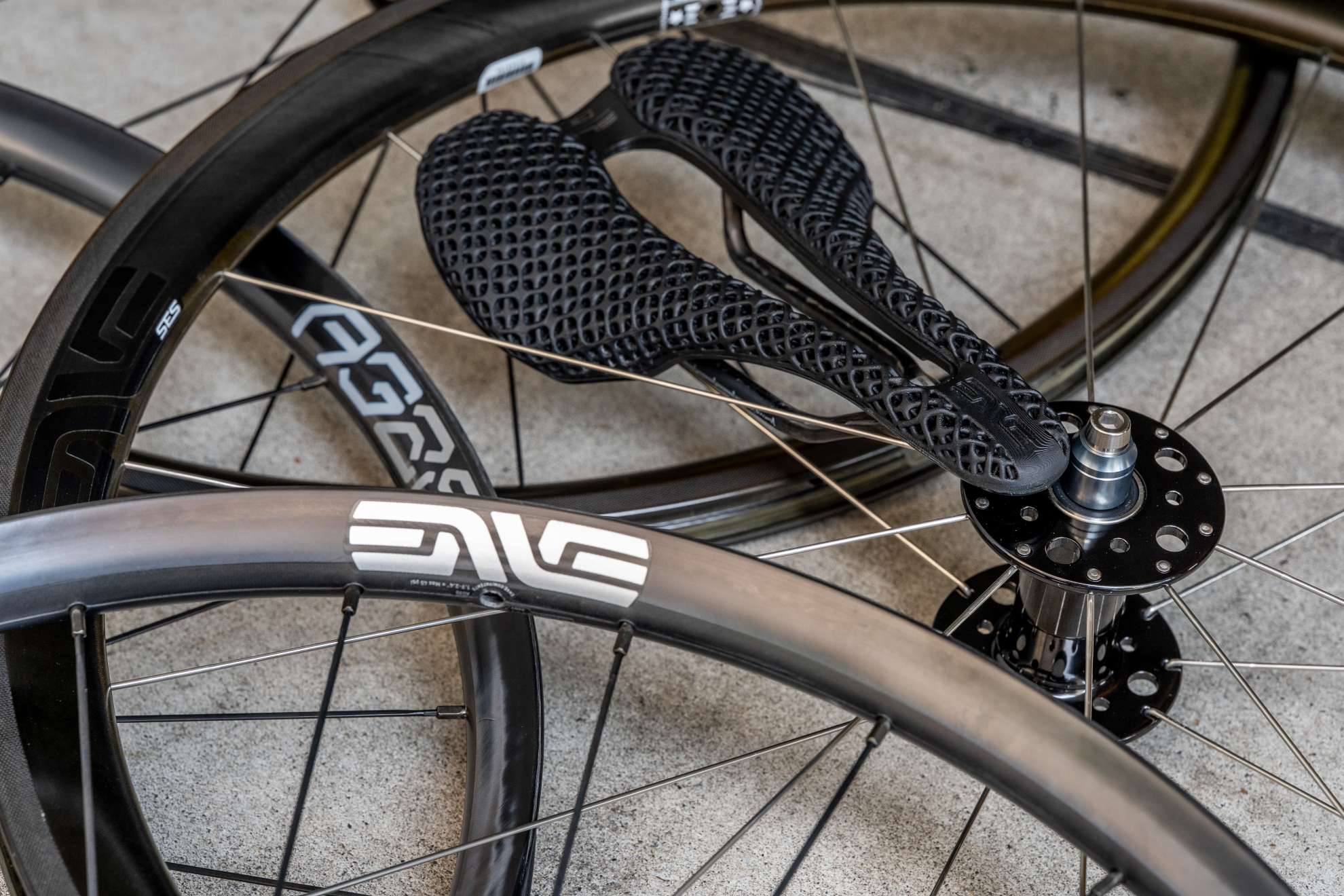 EDGE × DT SWISS カーボン ホイール ENVE ブルーラグ ピスト DSC8556.jpg