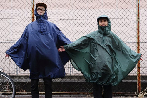 PACKABLE RAIN PONCHO